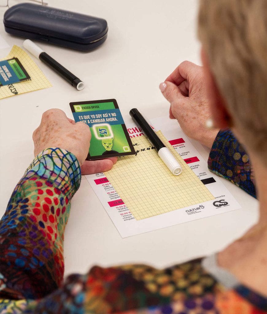 Persona jugando con una carta de Jirafas y Chacales 3