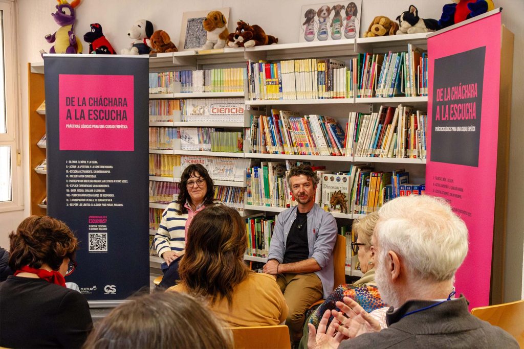De la Cháchara a la escucha. Coloquio “VERSOS COMO PUENTES. Poesía para comprendernos” con Esther Abellán Rodes y Jose Abellán Fernández
