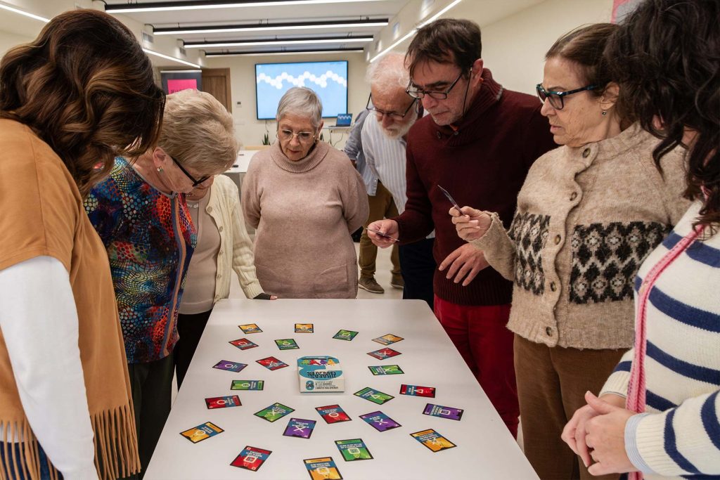 Grupo de personas consultando las cartas de Jirafas y Chacales 3